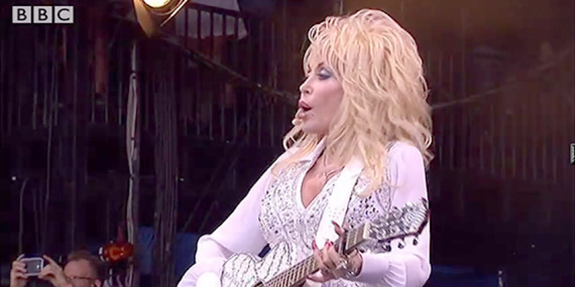 Dolly Parton Rocks Our World Performing 'Jolene' At ...