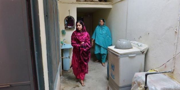 Zunera (g), victime d'esclavage sexuel à Dubaï, photographiée le 8 mai 2014, en compagnie de sa soeur aînée Qamar, à Faisalabad, au Pakistan