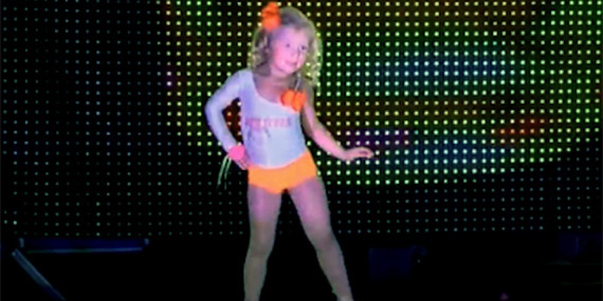 Mom Puts Her 4 Year Old In A Hooters Outfit Huffpost