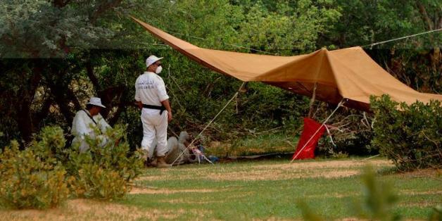 Des enquêteurs sur le site du crash de l'avion d'Air Algérie, le 29 juillet 2014 à Gossi, dans le nord-est du Mali.