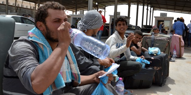 Des Egyptiens fuyant les violences en Libye après l'entrée en Tunisie par la frontière sud de Ras Jedir, le 3 Août 2014