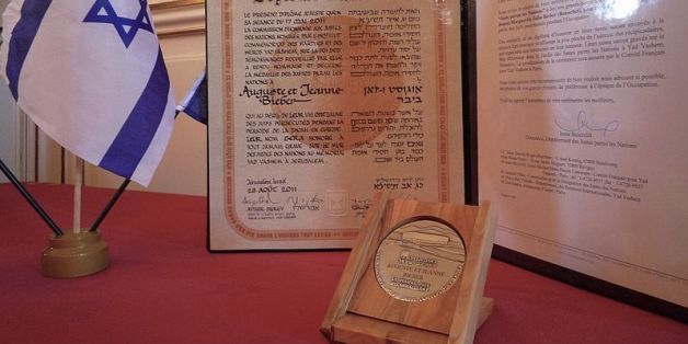 Le diplôme et la médaille de Juste parmi les nations remis par l’Institut Yad Vashem