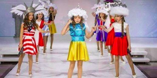 Propaganda in Moskau: Wie russische Kinder auf einer Modenschau instrumentalisiert werden