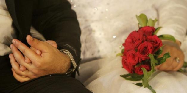 Un couple se tenant par la main lors de ses noces à Saïda, dans le sud du Liban, le 30 septembre 2010