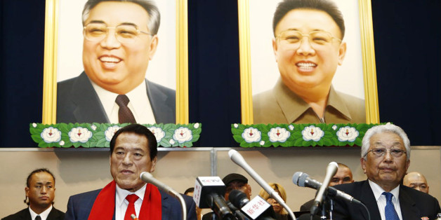北朝鮮の平壌で、記者会見する張雄・国際武道競技委員会委員長(右)とアントニオ猪木参院議員(次世代の党)。