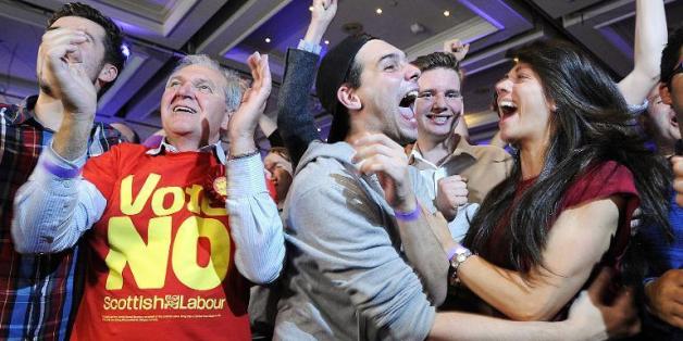 Des partisans du maintien de l'Ecosse au sein du Royaume-Unis fêtent la victoire du non au référendum d'indépendance, le 19 septembre 2014 à Glasgow