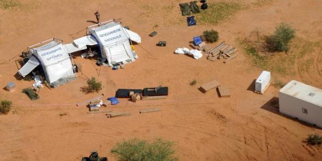 Des soldats français se tiennent le 29 juillet 2014 à côté de tentes installées pour les besoins de l'enquête à proximité du lieu du crash d'un avion d'Air Algérie au Mali.