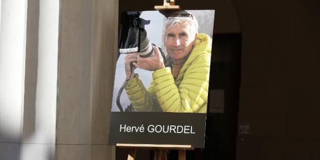 Un portrait du guide de haute montagne Hervé Gourdel, décapité en Algérie, devant l'hôtel de ville de Nice, le 25 septembre 2014
