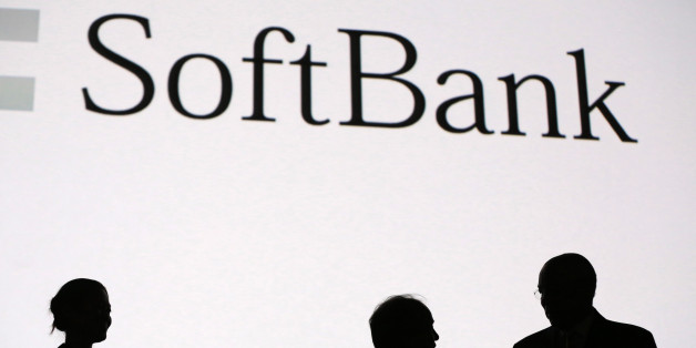 (画像はイメージです)Billionaire Masayoshi Son, chairman and chief executive officer of SoftBank Corp., center, and Colin Powell, former U.S. secretary of state and a board member of Bloom Energy Corp., right, stand silhouetted against a screen after speaking at an event at SoftBank Academia in Tokyo, Japan, on Wednesday, June 18, 2014. SoftBank, the wireless carrier led by Son, wants more discussion on competition in the U.S. as it weighs a bid for T-Mobile US Inc. to create a large