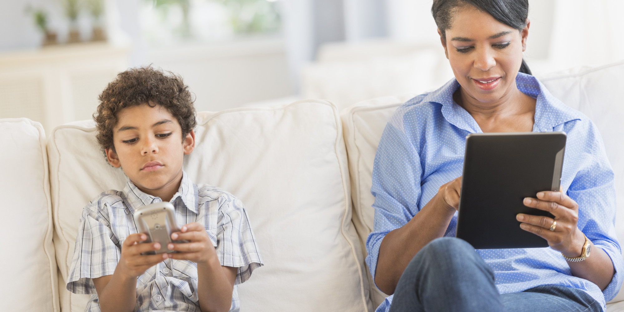 the-only-time-of-day-kids-think-parents-will-put-down-their-cell-phones