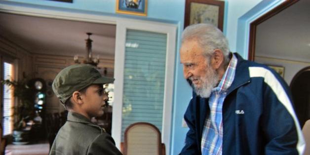 Le président cubain Fidel Castro (d) et le jeune Marlon Mendez (L) dans la maison du vieux leader cubain le 16 août 2014 à La Havane