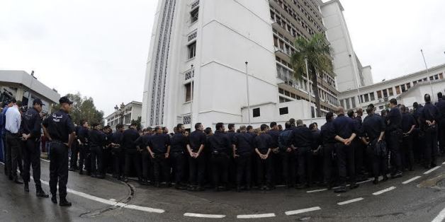 Les policiers entourent le "Palais" à Alger