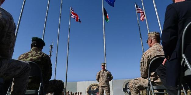 Cérémonie de retrait du camp de Bastion-Leatherneck dans la province du Helmand, où soldats américains et britanniques cèdent la place aux forces afghanes, le 26 octobre 2014
