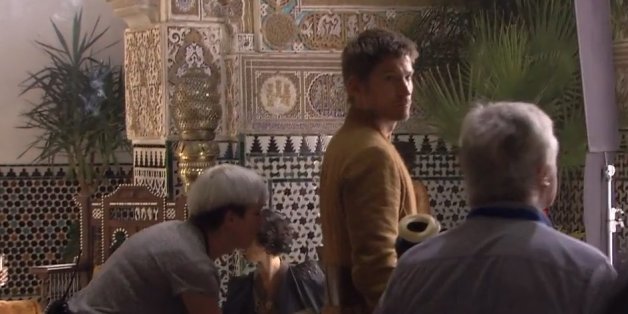 L'interprète de Jaime Lannister joue dans ce qui semble être un salon marocain
