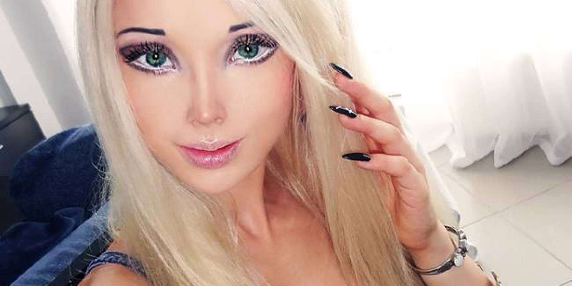 Human Barbie Valeria Lukyanova Allegedly Attacked Outside Her Home Huffpost 