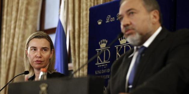 La nouvelle chef de la diplomatie européenne Federica Mogherini, lors d'une conférence de presse conjointe avec le ministre israélien des Affaires étrangères, Avigdor Lieberman, le 7 novembre 2014 à Jérusalem