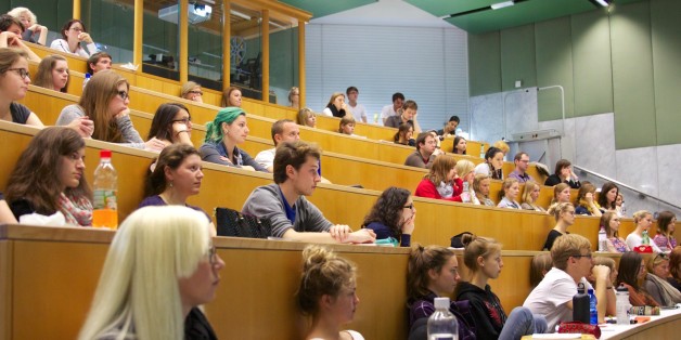 Die Universität Salzburg bietet zahlreiche Möglichkeiten, mit dem ERASMUS+ Programm einen Teil des Studiums im europäischen Ausland zu absolvieren und dabei spannende akademische und persönliche Erfahrungen zu sammeln. Ab dem akademischen Jahr 2014/15 können Studierende mehrfach (einmal pro Studienzyklus) am Erasmus Programm teilnehmen!
Das BdR Internationale Beziehungen, die Erasmus-Beauftragten an den Fachbereichen und die ÃH Salzburg informierten an verschiedenen Standorten der Universität Salzburg über die Vorteile und Rahmenbedingungen eines Auslandsaufenthalts mit Erasmus im Rahmen einer Informationsveranstaltungsreihe
Folgende Inhalte wurden dabei vermittelt:
-Allgemeine Informationen über Studienaufenthalte mit Erasmus+
-Fachbereichs-/ fakultätsspezifische Informationen zur Bewerbung um einen Erasmus-Platz
-Erfahrungsberichte von ehemaligen Outgoing-Studierenden und derzeitigen ERASMUS-Incoming-Studierenden
-Anrechnung der Studienleistung nach dem Erasmus-Auslandsaufenthalt
-Geförderte Praktika für Studierende und AbsolventInnen im Rahmen von Erasmus+
-weitere praktische Hinweise rund um das Auslandsstudium
(© Gruber/Haigermoser)