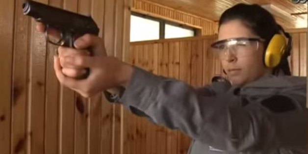 Douanière algérienne en séance d'entrainement au tir