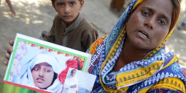 La villageoise pakistanaise Razia Shaikh montre une photo de sa fille lors d'une interview avec l'AFP, le 18 octobre 2014 à Sukkur