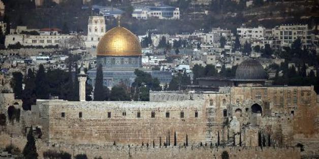 Vue du Dôme du Rocher (g) et de la mosquée d'al-Aqsa, le 21 novembre 2014 à Jérusalem