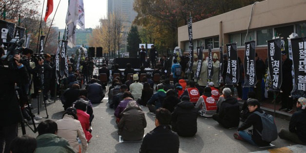 11일 오전 서울 중구 대한문 앞에서 입주민들의 언어폭력 등에 시달리다 분신, 사망한 아파트 경비원 고 이모 씨(53)의 민주노동자장이 열리고 있다.