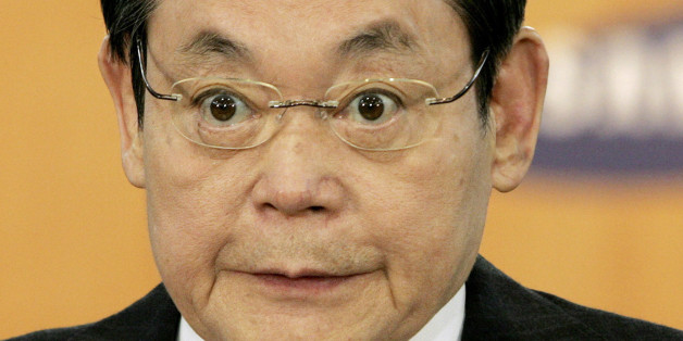 Samsung Group Chairman Lee Kun-hee speaks during a press conference at the Samsung Group headquarters in Seoul, Tuesday, April 22, 2008. Lee said Tuesday he was stepping down from his post at the top of South Korea's biggest conglomerate following his indictment on tax evasion charges.(AP Photo/Ahn Young-joon)