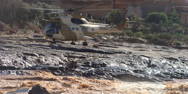 Un hélicoptère de secours dans la région de Guelmim, frappée par les pluies torrentielles, novembre 2014