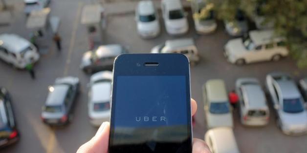 L'application de la société de voiturage Uber sur un smartphone, le 7 décembre 2014 à New Delhi, en Inde