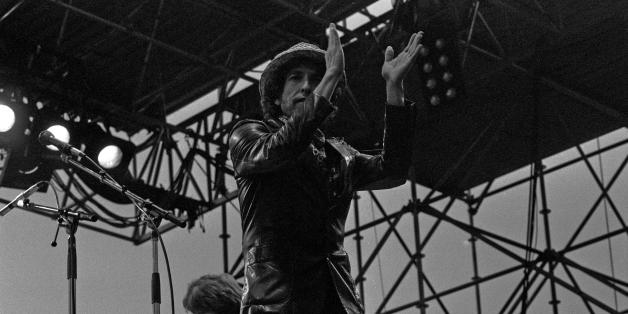 Bob Dylan beim gemeinsamen Auftritt mit Joan Baez und Santana (welche Mischung!) , Hamburg, Mai 1984. Im Hintergrund E-Rolling-Stone Mick Taylor
Mehr:
<a href="http://www.hklaffs.de" rel="nofollow">www.hklaffs.de</a>