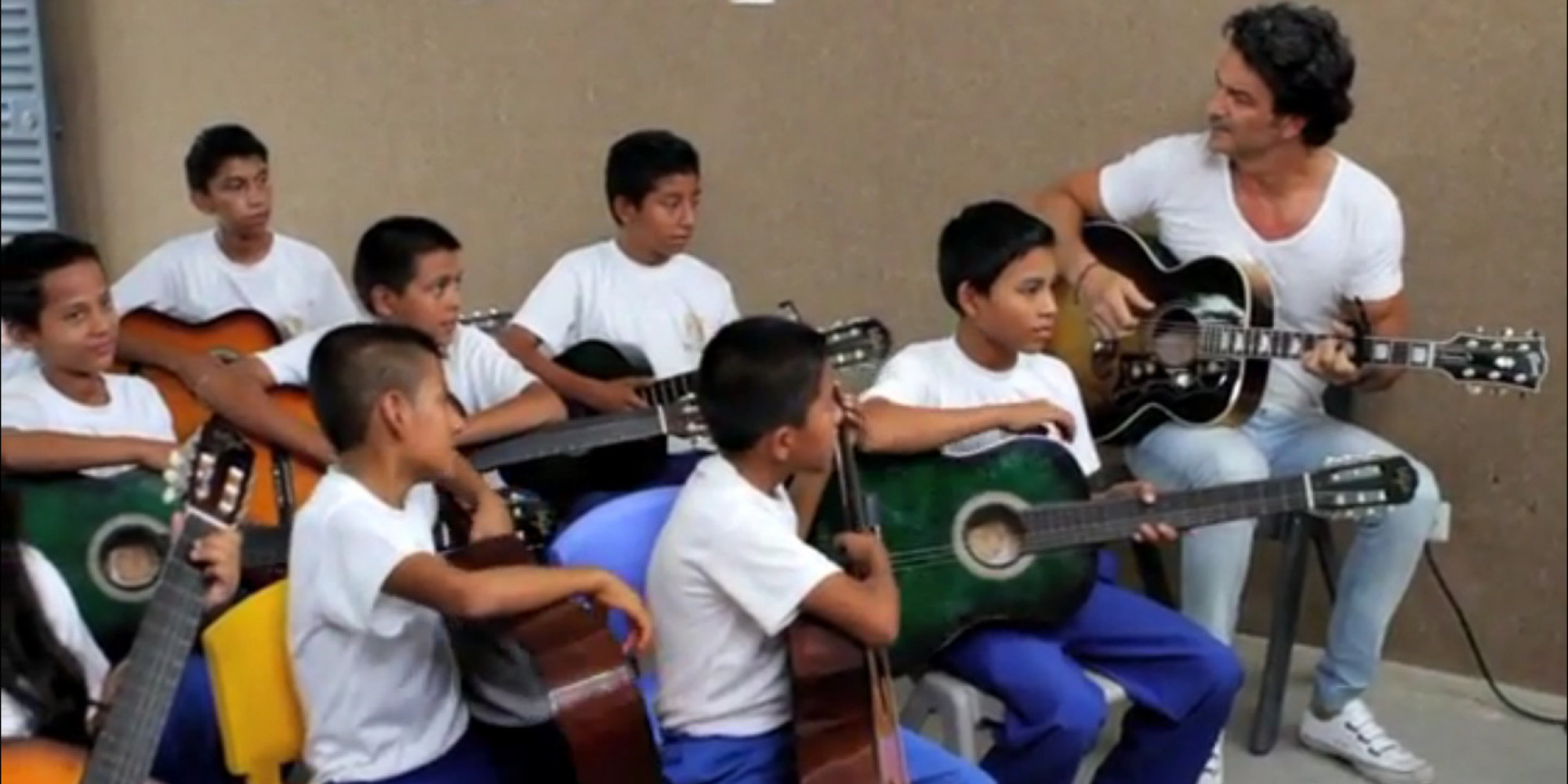 Ricardo Arjona sorprendió a un grupo de niños visitando la
