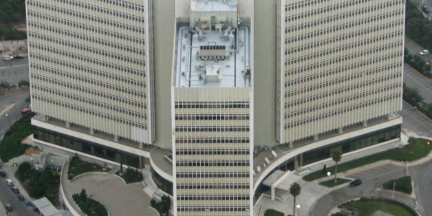 ** ARCHIV ** Eine Luftaufnahme vom 7. Okt. 2007 zeigt das Hauptverwaltungsgebaeude des griechischen Telekommunikationsunternehmens OTE in Athen. Nach Informationen der "Sueddeutschen Zeitung" vom Samstag, 2. Aug. 2008, hat der griechische Telefonkonzern OTE beim Muenchner Landgericht in dieser Woche Klage gegen Siemens erhoben. Damit habe erstmals ein internationaler Geschaeftspartner von Siemens die Justiz eingeschaltet, um Schadenersatz kassieren zu koennen, schrieb das Blatt. ** zu APD8620 **