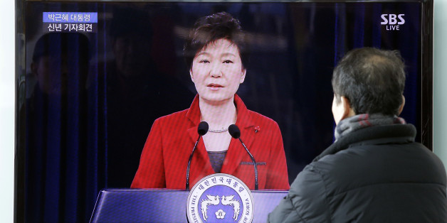 Tatsuya Kato, center, former Seoul bureau chief of Japan's Sankei Shimbun, arrives at the Seoul Central District Court in Seoul, South Korea, Thursday, Nov. 27, 2014. A trial has begun for the Japanese journalist charged with defaming South Korea's president by reporting rumors that she was absent for seven hours during a ferry disaster in April because she was with a man. (AP Photo/Ahn Young-joon)