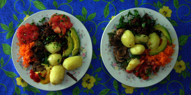 Tomates con sal y poquito de orégano, perejil y aceite 100%maravilla, Champiñones salteados con Canela, Laurel, nuez moscada, pimentón verde, Soja salteada con cebolla, salsa de Soja y perejil al servir; Paltas en rodaja, Papas cocidas, Zanahoria rallada. y para beber: <a href="http://www.hunabku.cl/planeta/aguadiamantina.htm">Agua Diamantina</a>
y el mantel de mi madre.
Tomatos with salt and a bit of "orégano", parsley and a 100% sunflowe oil, Champignons mixed with Cinnamon, "Laurel", nuts, green "pimentón", Soybean with onion, sauce of Soybean and parsley when serving; Cooked potatoes, "Paltas en rodaja", Carrot. and to drink <a href="http://www.hunabku.cl/planeta/aguadiamantina.htm">Agua Diamantina</a>
⦠and the table cloth of my mother.