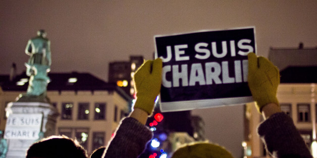 Rassemblement solidaire pour les attentat du 7 Janvier 2015 à la rédaction de "Charlie Hebdo", Place Luxembourg, Bruxelles."Mieux vaut mourir debout que vivre à genoux".