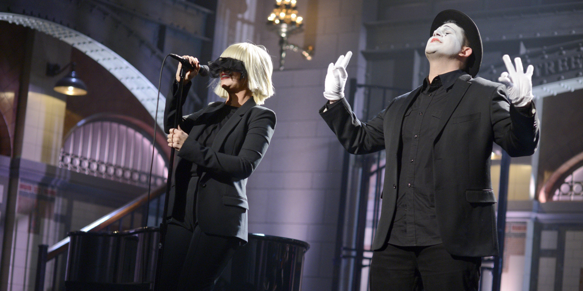 Sia S Snl Mime And Sign Age In Pop Huffpost