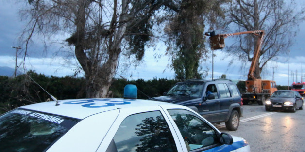 Στο Άργος ισχυροί άνεμοι έσπασαν δένδρα στην εθνική Άργους -Κορίνθου
