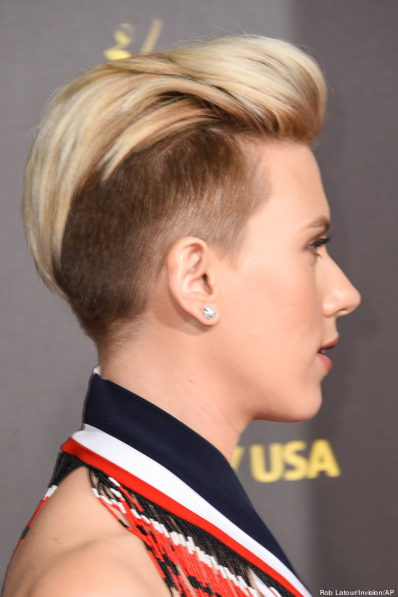 coupe de cheveux femme half hawk photos johansson montre sa nouvelle coupe de cheveux quot half hawk quot lors du gala g day usa coupe de cheveux femme half hawk photos johansson montre sa nouvelle coupe de cheveux quot half hawk quot lors du gala g day usa