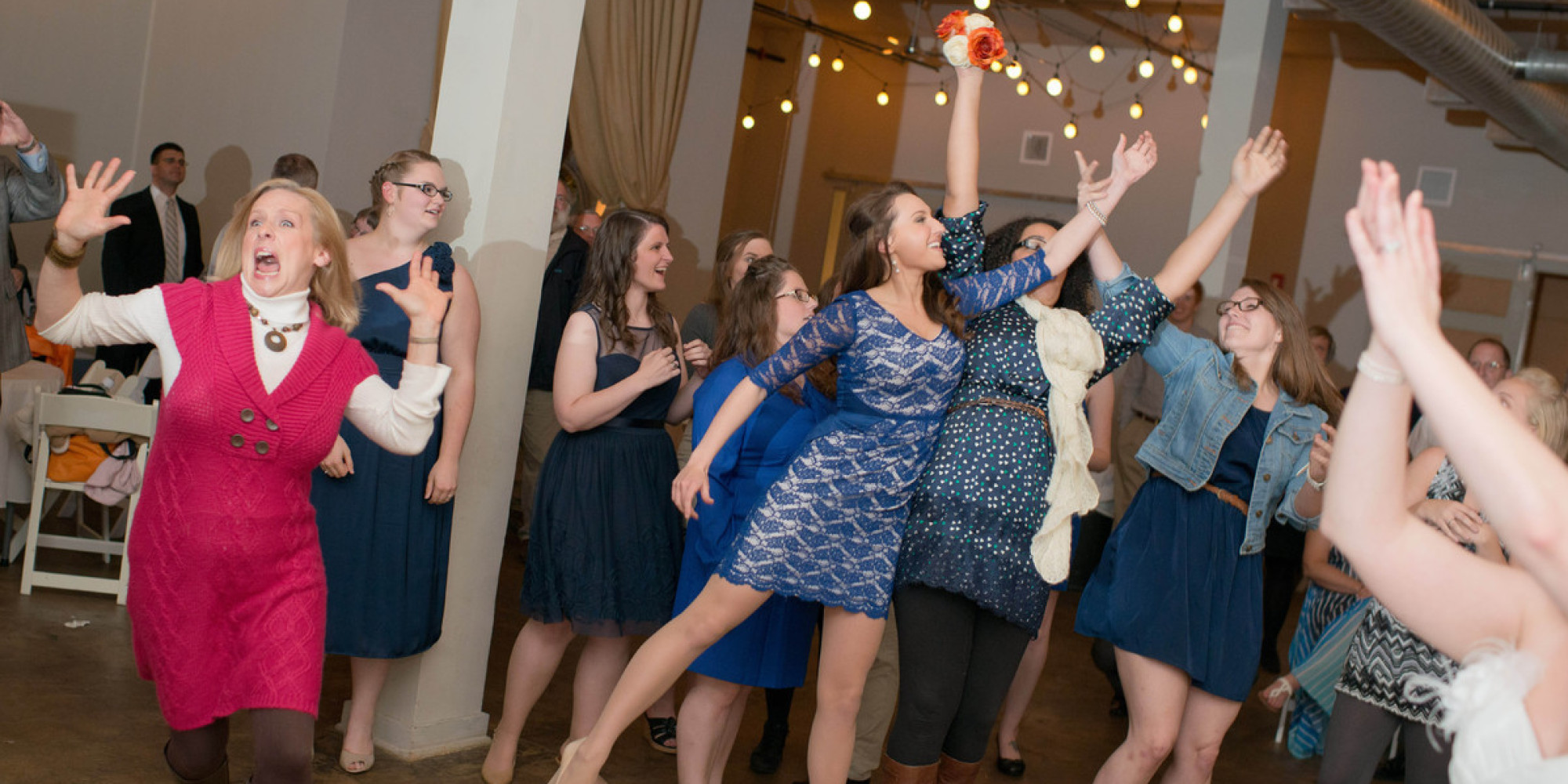 17-lol-worthy-bouquet-toss-photos-for-your-amusement-huffpost