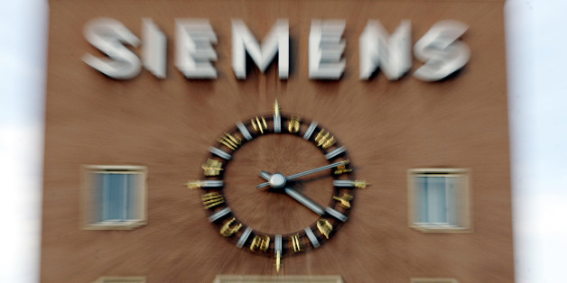 Gezoomte Aufnahme vom Siemens-Schriftzug am Verwaltungsgebaeude des Unternehmens in Erlangen, aufgenommen am Mittwoch, 15. November 2006. Die Staatsanwaltschaft hatte am Mittwoch verschiedene Siemens-Gebaeude und Privatraeumlichkeiten von Siemens-Mitarbeitern in Erlangen und Muenchen durchsucht. (AP Photo/Christof Stache) --- Zoomed picture of the Simens sign at the administration building in Erlangen, southern Germany, on Wednesday, Nov. 15, 2006. (AP Photo/Christof Stache)