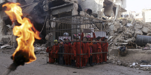 Syrie: pour protester contre Bachar el-Assad, des enfants rejouent l'exécution du pilote jordanien par Daech