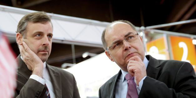Christian Schmidt (r, CSU), Bundesminister für Landwirtschaft und Ernährung, unterhält sich während der BioFach-Messe 2015 in Nürnberg mit dem US-Generalkonsul Bill Moeller.