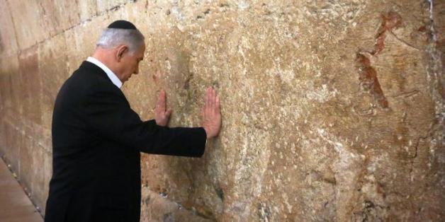 Le Premier ministre israélien Benjamin Netanyahu se recueille devant le Mur des Lamentations à Jérusalem, la veille de son départ pour les USA, le 28 février 2015