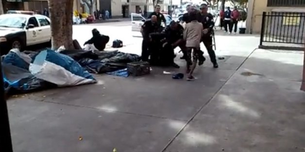 Capture d'écran de la vidéo qui montre des policiers tuant un sans-abri à Los Angeles.
