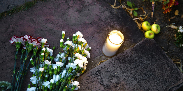 BOULDER, CO - AUGUST 11: Flowers and a single candle are left at a makeshift memorial for Robin Williams on August 11, 2014 in Boulder, Colorado. The exterior of the house was used in the opening credits for 'Mork & Mindy,' the comedy based in Boulder that catapulted Williams' career. Williams, 63, died at his Northern California home Monday in a suspected suicide, according to law enforcement officials. (Photo by Marc Piscotty/Getty Images)