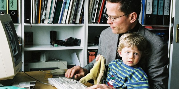 (GERMANY OUT) Heimarbeit : Vater mit Kind am Computer. Arbeit Familie Heimarbeitsplatz Telearbeitsplatz Teleheimarbeit Telearbeit Beruf . (Photo by PFP/ullstein bild via Getty Images)