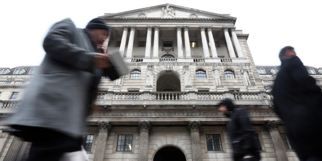 Pedestrians walk past the main entrance to the Bank of England in London, U.K., on Wednesday, April 3, 2013. The Bank of England is counting on its Funding for Lending Scheme to stoke the economy by giving banks access to cheaper finance in return for increasing lending. Photographer: Chris Ratcliffe/Bloomberg via Getty Images