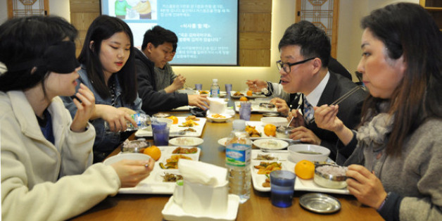 충남 논산 건양대 명곡정보관 지하 귀빈식당에서 열린 첫 ‘밥상머리예절’ 강의.
