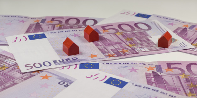 500 Euro bills and small red wooden houses