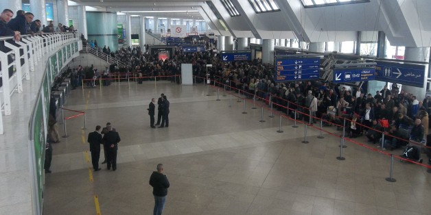 Voyageurs en attente à l'aéroport d'Alger, le 30 mars 2015, à la suite d'une grève sauvage