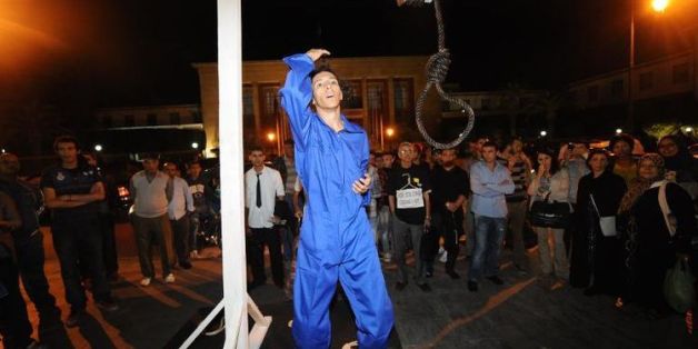 Des membres d'Amnesty international simulent une pendaison lors d'une manifestation contre la peine de mort le 16 octobre 2012 face au Parlement marocain, à Rabat (Photo Fadel Senna. AFP)
